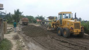 Jalan H Mumuh di Rumpin yang rusak parah sedang diperbaiki (dok. Irfan/KM)