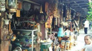 Jalan Surabaya, pusat penjualan barang-barang antik yang terkenal di bilangan Cikini, Jakarta Pusat (dok. Ruli/KM)