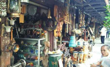 Jalan Surabaya, pusat penjualan barang-barang antik yang terkenal di bilangan Cikini, Jakarta Pusat (dok. Ruli/KM)