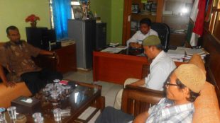 Sejumlah anggota panitia pembangunan mushola Thoifah Manshuroh menghadap lurah Jati Rangga untuk meminta penjelasan soal surat pemberhentian yang diedarkan oleh pihak kelurahan (dok. KM)