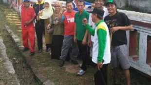 Lurah Mekarsari, Suriadi (kedua dari kiri) turun langsung dengan warga untuk Jumsih (dok. KM)