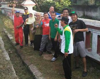 Lurah Mekarsari, Suriadi (kedua dari kiri) turun langsung dengan warga untuk Jumsih (dok. KM)