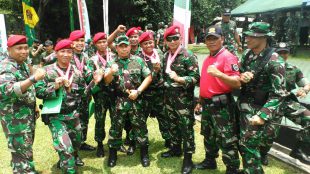 Danrem Kopasus Brigjen Matsuni (tengah, bertopi loreng) meraih juara umum pada kejuaraan lomba tembak Piala KSAD 2016 (dok. KM)