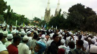 Massa yang berpartisipasi dalam demo dan long march anti Gubernur DKI Jakarta Ahok bergerak selepas melaksanakan shalat Jumat di Masjid Istiqlal (dok. KM)