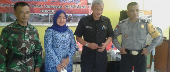 Kiri-kanan: Danramil Ciomas, Kades Parakan, Camat Ciomas dan Bimaspol saat menghadiri Musrenbang desa Parakan, Senin 17/10 (dok. KM)