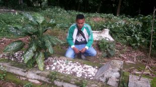 Ozos sedang berziarah ke makam Prada Samlawi di Rumpin, Bogor (dok. KM)