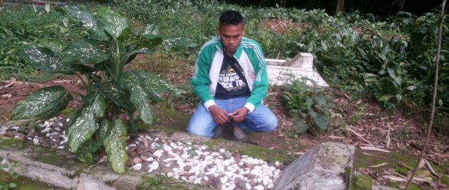 Ozos sedang berziarah ke makam Prada Samlawi di Rumpin, Bogor (dok. KM)