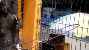 Pagar di depan SDN Curug 5, Cimanggis, Depok yang hampir roboh dan membahayakan siswa dan pedagang (dok. Mugi/KM)