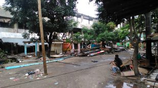 Sejumlah pedagang Pasar Rumput melihat kondisi Pasar yang telah diratakan (dok. KM)