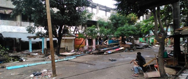 Sejumlah pedagang Pasar Rumput melihat kondisi Pasar yang telah diratakan (dok. KM)