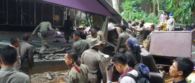 Pembongkaran sebuah THM yang tidak berizin dan meresahkan warga di Kemang, Kab. Bogor oleh Satpol PP (dok. KM)
