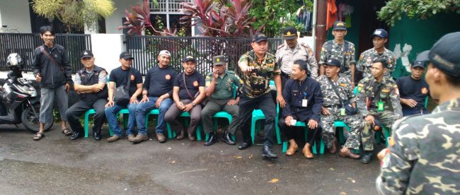 Anggota kepolisian, Banser NU dan ANAS Getol turut mengamankan peringatan Asyura oleh penganut Islam Syiah di Cibalagung, kota bogor (dok. KM)