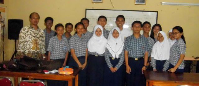 Pembina OSIS di SMPN 7 Depok, Zakaria, bersama jajaran kepengurusan OSIS SMPN 7 (dok. KM)