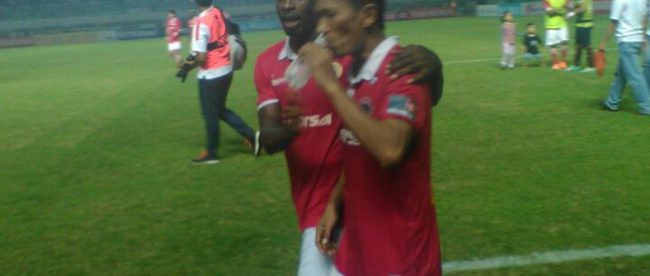 Kapten Persija FC Ismed Sofyan berjalan dengan penyerang Persija Greg Nwokolo (dok. KM)