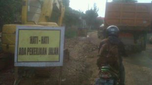 Proyek betonisasi jalan di desa Kampung Sawah, Rumpin (dok. KM)