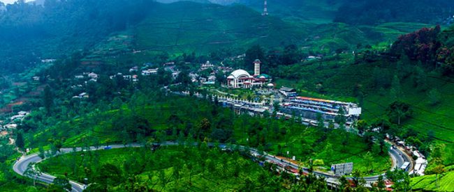 Jalur Puncak Pass yang melewati Cisarua dan kawasan wisata Puncak, Kabupaten Bogor (stock)