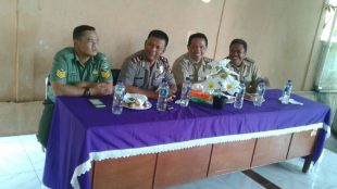 Kiri-kanan: Babinmas Tamansari, Kapolsek Tamansari, Camat Tamansri dan Kades Sukamantri pada Rapat Minggon, Rabu 19/10 (dok. KM)