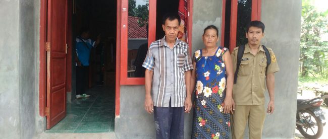 Staf desa bersama warga yang menerima dana program RTLH (dok KM)