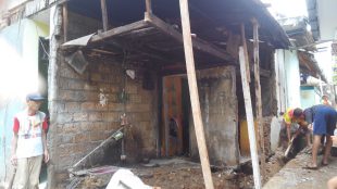 Warga membantu memperbaiki rumah Bunalih, warga Cisalak Pasar, yang rumahnya terkena dampak longsor menyusul hujan lebat yang mengguyur Depok Seini-Selasa 11/10 (dok. KM)