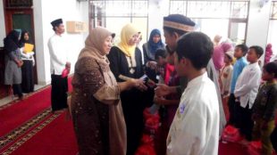 Panitia berikan santunan kepada anak yatim di masjid al Ikhwan, Jatimurni (dok. KM)