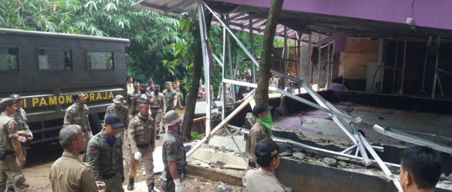 Satuan Polisi Pamong Praja saat melakukan pembongkaran terhadap salah satu bangunan THM di kemang (dok. Irfan/KM)