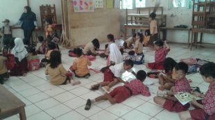Siswa SDN Tambilung di kecamatan Rumpin lebih memilih untuk duduk di lantai (dok. Irfan/KM)
