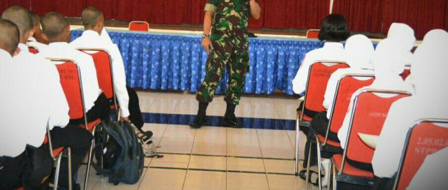 Seorang anggota TNI memberikan pemaparan pada taruna TNI (dok. KM)