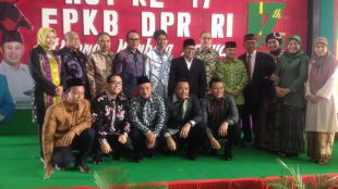 Tokoh-tokoh PKB berfoto saat perayaan HUT ke-17 Fraksi PKB di gedung DPR-RI, Jakarta 12/10 (dok. Indra/KM)