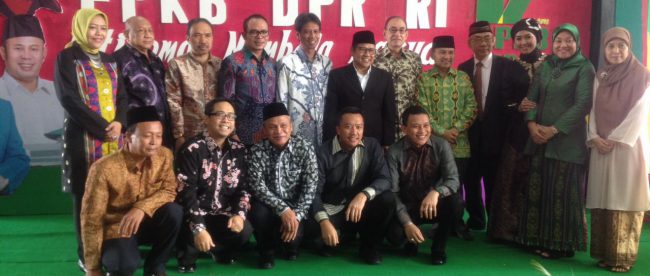 Tokoh-tokoh PKB berfoto saat perayaan HUT ke-17 Fraksi PKB di gedung DPR-RI, Jakarta 12/10 (dok. Indra/KM)