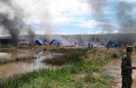 Seorang anggota TNI berjaga-jaga di tempat kejadian kerusuhan antara massa yang tergabung dalam Himpuan Tani Korban Gusuran BNIL dengan anggota Pam Swakarsa PT BNIL, Lampung Minggu 2/10 (dok. KM)