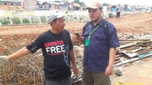 Salah satu warga Bukit Duri yang membongkar rumahnya sendiri (dok. Jack/KM)