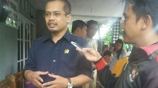 Ketua Komisi 4 DPRD Kabupaten Bogor, Wasto, saat meninjau penanganan penderita penyakit kulit akibat pencemaran air sumur oleh limbah dari TPA Galuga di Desa Cijujung, Cibungbulang 12/10 dok. Dian/KM)