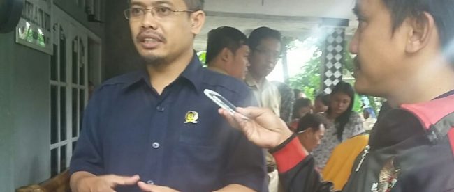 Ketua Komisi 4 DPRD Kabupaten Bogor, Wasto, saat meninjau penanganan penderita penyakit kulit akibat pencemaran air sumur oleh limbah dari TPA Galuga di Desa Cijujung, Cibungbulang 12/10 dok. Dian/KM)