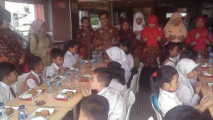 Anak-anak siswa SDN Cisalak Pasar 3 yang berstatus yatim dan yatim piatu saat menyantap hidangan di sebuah restoran siap saji di Jl. Margonda, Depok Selasa 11/10 (dok. KM)