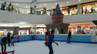 Pengunjung sedang menikmati berseluncur di areal ice skating, CCM Bogor (dok. Irfan/KM)