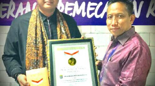 Kadisdik Depok HM. Thamrin (kanan) menerima penghargaan MURI 2016 kategori Wisuda terbanyak dari pendidikan Nonformal (dok. KM)