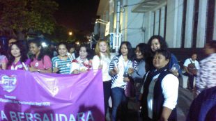 Sejumlah wanita yang ikut serta dalam aksi Gerakan 1000 Lilin di Jakarta, Kamis malam 17/11 (dok. KM)