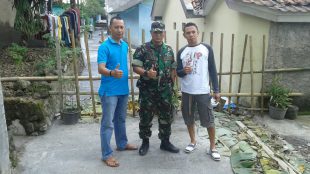 (kanan-kiri) Hendrik, staf bendahara, Serma Ceko dan staf kesra Desa Sukamantri Nandang (dok. Budi/KM)