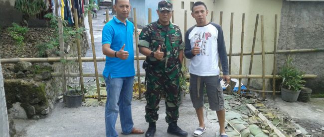 (kanan-kiri) Hendrik, staf bendahara, Serma Ceko dan staf kesra Desa Sukamantri Nandang (dok. Budi/KM)
