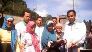 Pemberian santunan kepada warga fakir miskin di kampung Ciguha, Nanggung, Bogor (dok. KM)