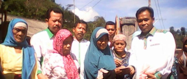 Pemberian santunan kepada warga fakir miskin di kampung Ciguha, Nanggung, Bogor (dok. KM)