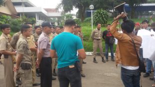 Warga yang berdemonstrasi di depan kantor desa Banjarsari, Kecamatan Ciawi Rabu 30/11 (dok. Dian/KM)