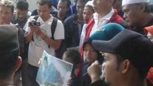 Desta Lesmana, anggota presidium GMNI (kedua dari kanan, berpeci hitam) saat memimpin aksi (dok. KM)