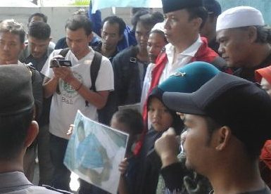 Desta Lesmana, anggota presidium GMNI (kedua dari kanan, berpeci hitam) saat memimpin aksi (dok. KM)