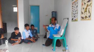 Wartawan KM menjadi pemateri pada diklat Jurnalistik oleh KOSA Tasikmalaya, Jumat 25/11 (dok. KM)