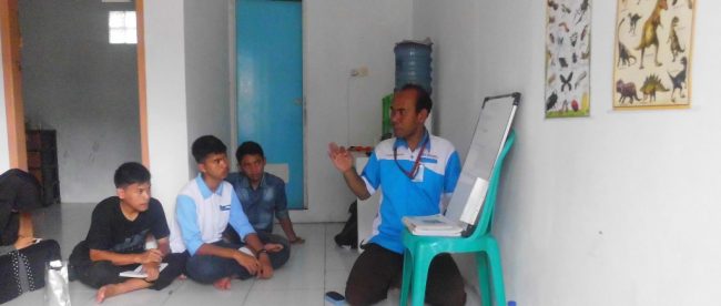 Wartawan KM menjadi pemateri pada diklat Jurnalistik oleh KOSA Tasikmalaya, Jumat 25/11 (dok. KM)