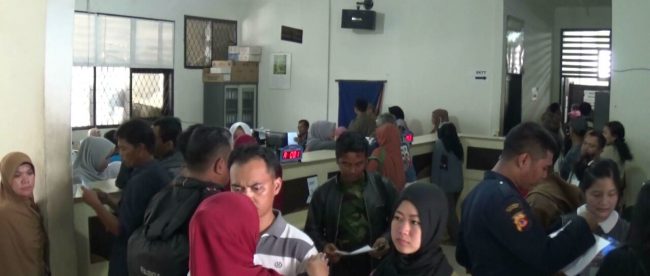 Kantor Disdukcapil Bogor ramai didatangi oleh warga yang hendak mengurus dokumen (dok. Irfan/KM)
