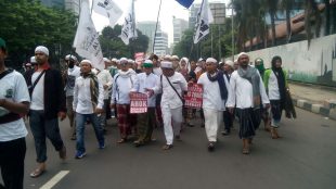 Massa dari ormas Islam yang ikut serta dalam demo "Aksi Bela Islam" berjalan menuju Masjid Istiqlal membawa atribut ormas (dok. Arnadi/ KM)