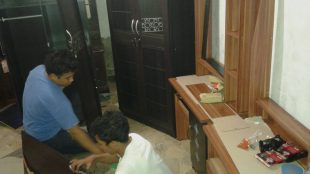 Pekerjaan pembuatan furnitur dari kayu partikel di toko milik Jorgi Arya, Tamansari (dok. kM)