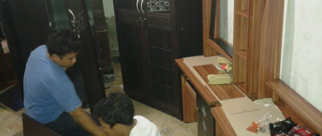 Pekerjaan pembuatan furnitur dari kayu partikel di toko milik Jorgi Arya, Tamansari (dok. kM)